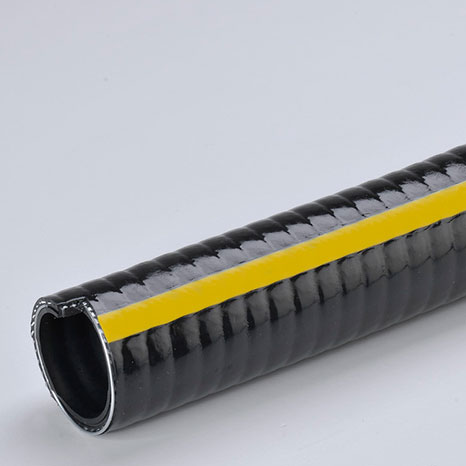 Tubo flessibile di colore nero con riga gialla